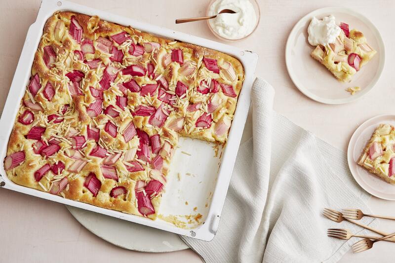 Blech mit Rhabarber-Butterkuchen auf heller Tafel