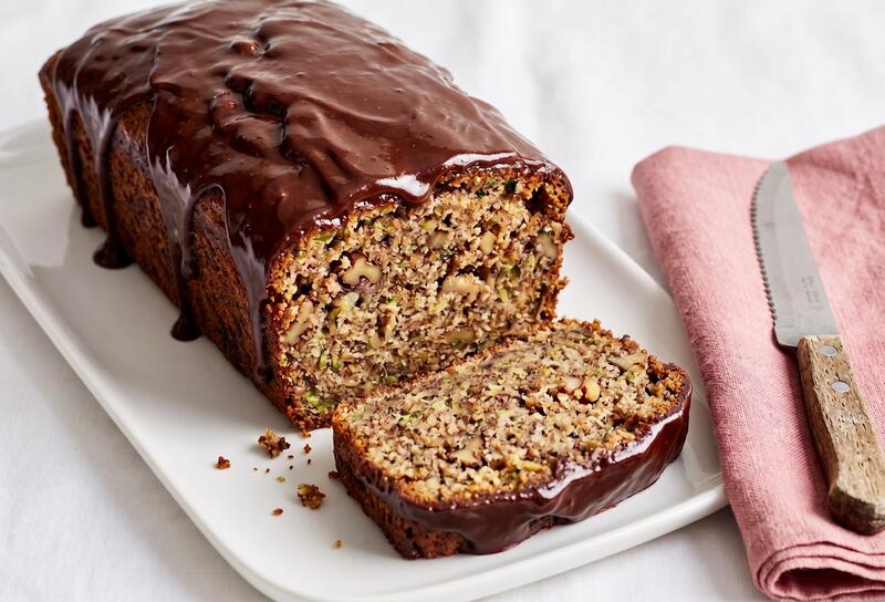 Kastenkuchen mit Schokoladenglasur, angeschnitten