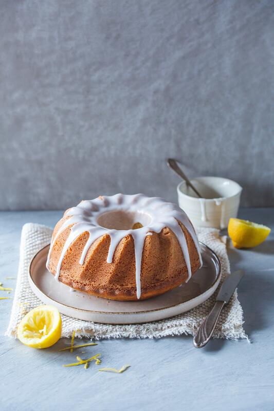 Kuchen in einer Gugelhupfform mit Puderzucker bestäubt.
