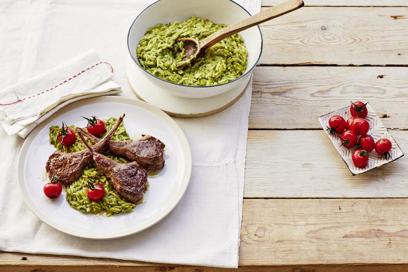 Lammkoteletts mit Pesto aus dem Thermomix® auf Risotto aus Pasta auf weißem Teller