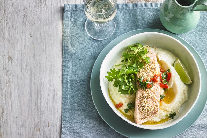 Lachs auf Teller, Glas