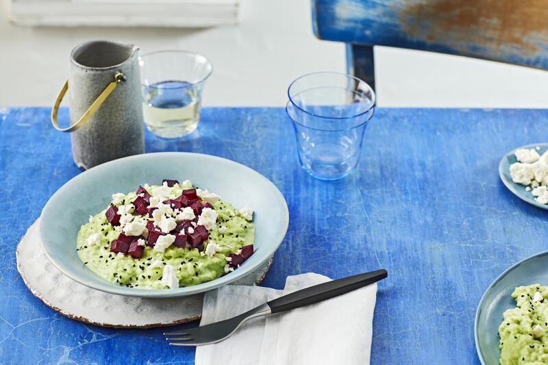 Grünes Risotto mit rote Beete und Käsewürfeln