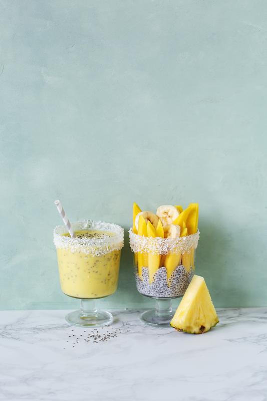 Tropischer Chia-Smoothie in einem Glas.