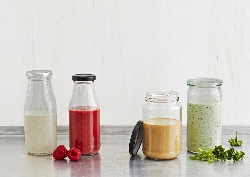 Vier Gläaser mit unterschiedlichen Dressings