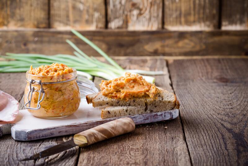 Veganer Brotaufstrich mit Cashewkernen in einem Glas