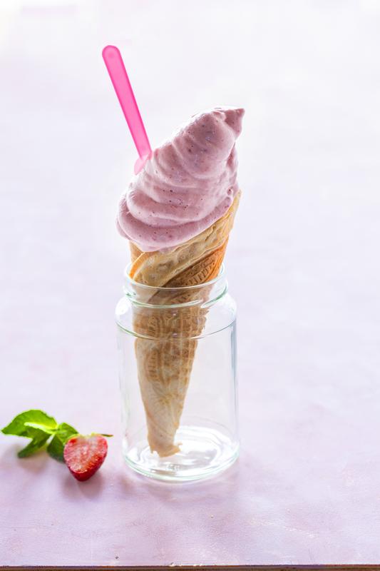Eiswaffel mit Erdbeer-Softeis