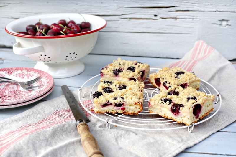 Kirschkuchenstücke auf weißem Gitter