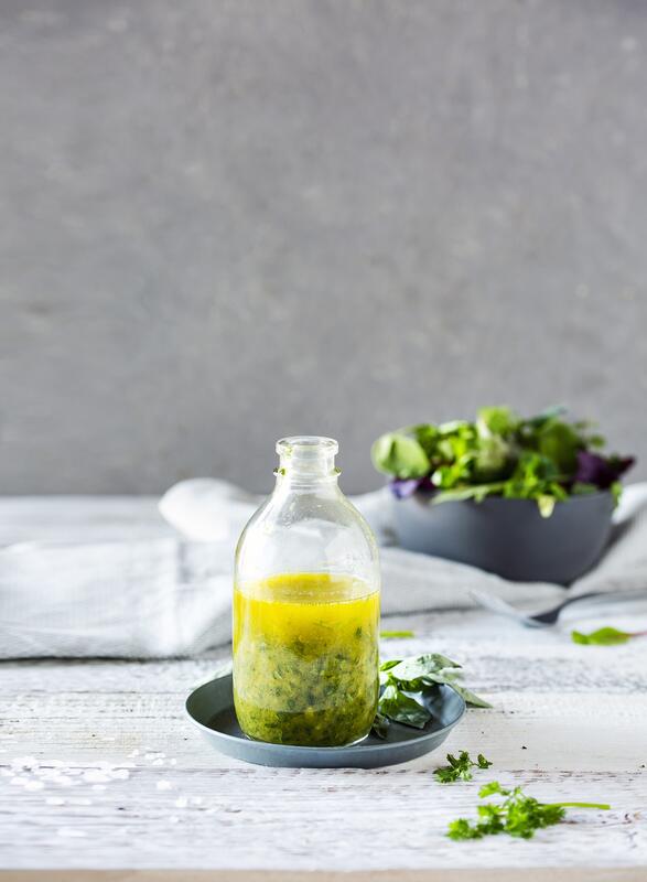 Glasfläschchen mit Kräuter-Salatdressing aus dem Thermomix®