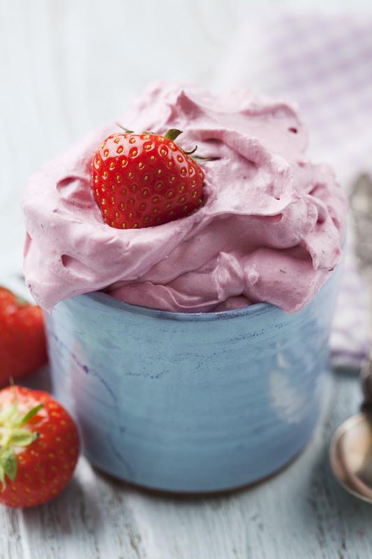 Verspielter Eisbecher mit Yogurette-Softeis aus dem Thermomix®
