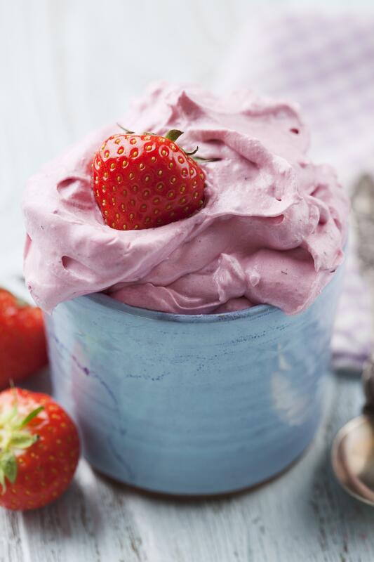 Verspielter Eisbecher mit Yogurette-Softeis aus dem Thermomix®