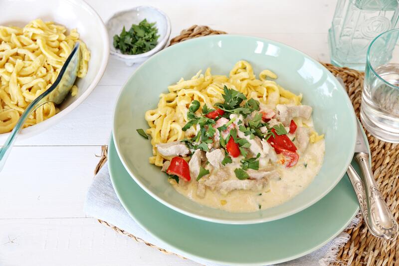 Hellblauer Tiefer Teller mit Spätzle und Geschnetzeltem aus dem Thermomix®