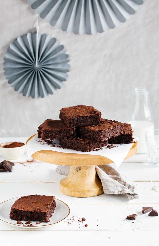 Milchreis-Brownies auf weißem Hintergrund