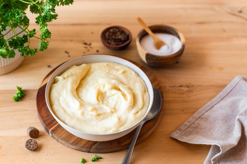 Schale mit Kartoffelpüree von oben fotografiert