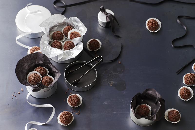 Mehrere Minz-Schoko-Pralinen aus dem Thermomix® auf dunkelblauem Untergrund