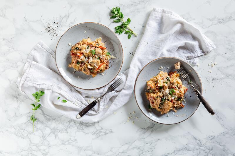 Zwei Schüsseln mit Pasta gefüllt auf einem Tuch.