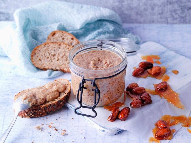 Verschließbares Glas mit Gebrannte-Mandel-Creme