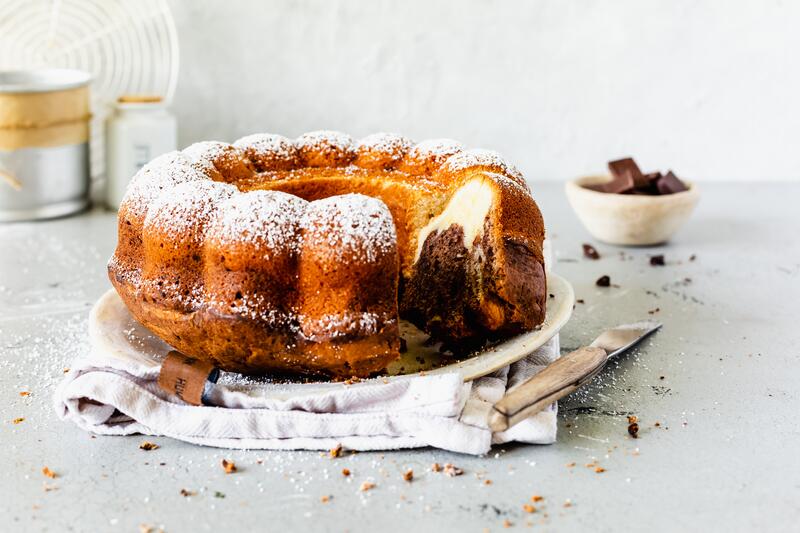 Angeschnittener runder Marmorkuchen auf weißem Teller