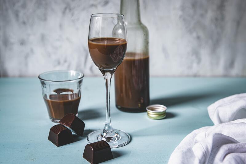 Flasche und 2 Gläschen mit Likör