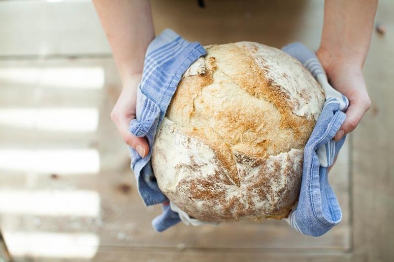 Hände halten Mischbrot