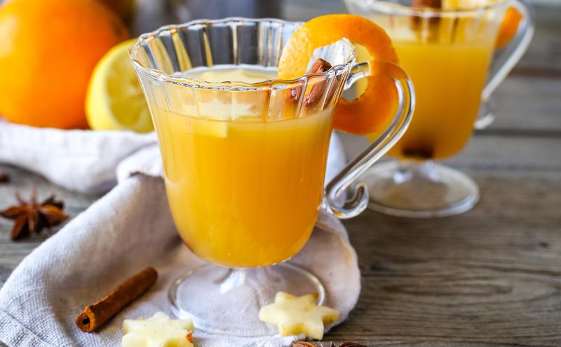 Zwei Gläser mit Glüh Gin auf Holztisch