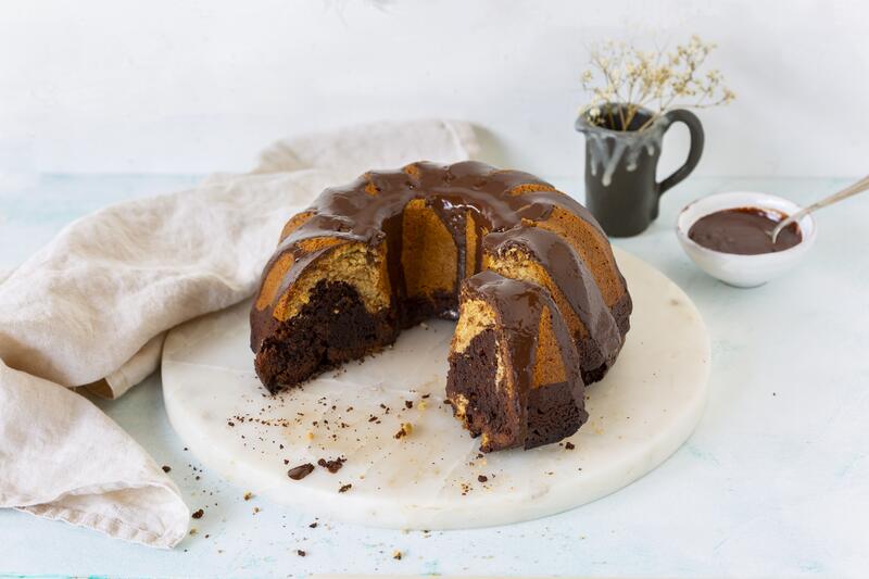 Angeschnittener veganer Marmorkuchen