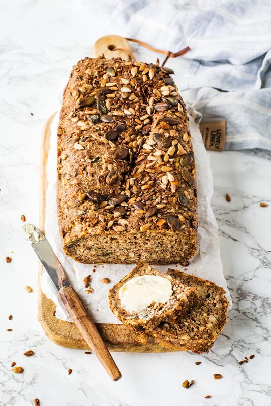 Angeschnittenes Brot aus der Kastenform auf hellem Untergrund