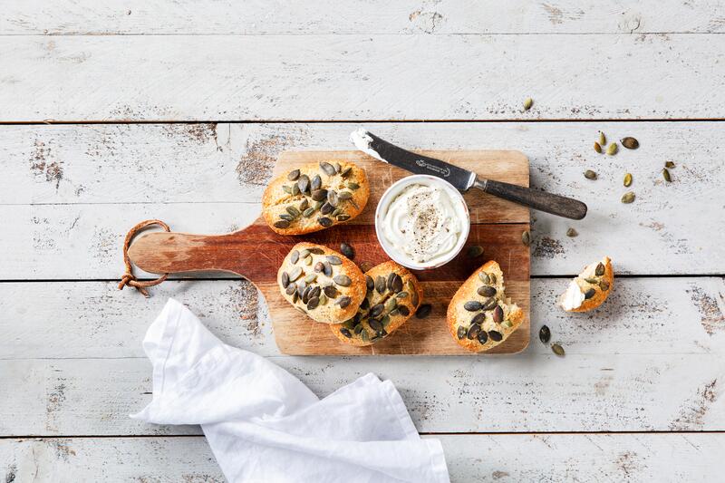 Brettchen mit Brötchen von oben fotografiert