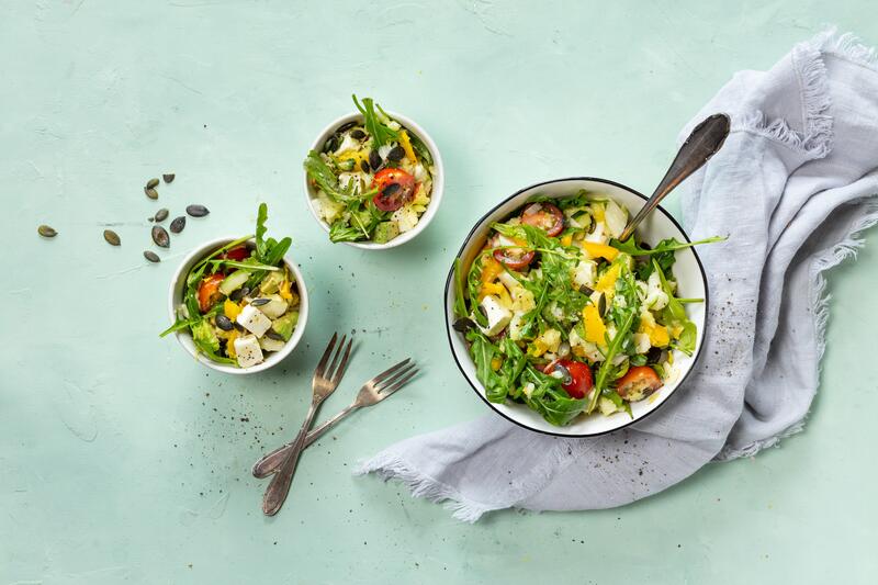 Große Salatschüssel und zwei Schalen mit Salat mit Avocado und Feta aus dem Thermomix®