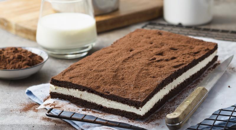 Große Low-Carb-Milchschnitte aus dem Thermomix® auf Backgitter mit angelegtem Messer