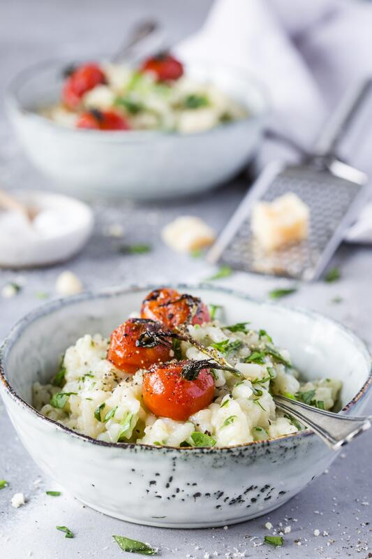 Nahaufnahme eines Tellers mit Bärlauch-Risotto mit Tomaten