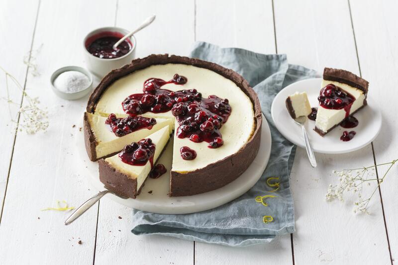 Rote-Grütze-Käsekuchen mit Schokoboden aus der Springform