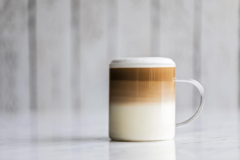 Milchkaffee in Glas mit Henkel