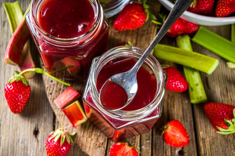 Rhabarber-Erdbeermarmelade in Gläsern