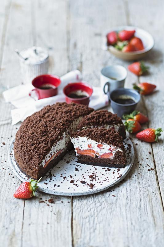 Angeschnittene Maulwurftorte aus der Springform mit Erdbeeren