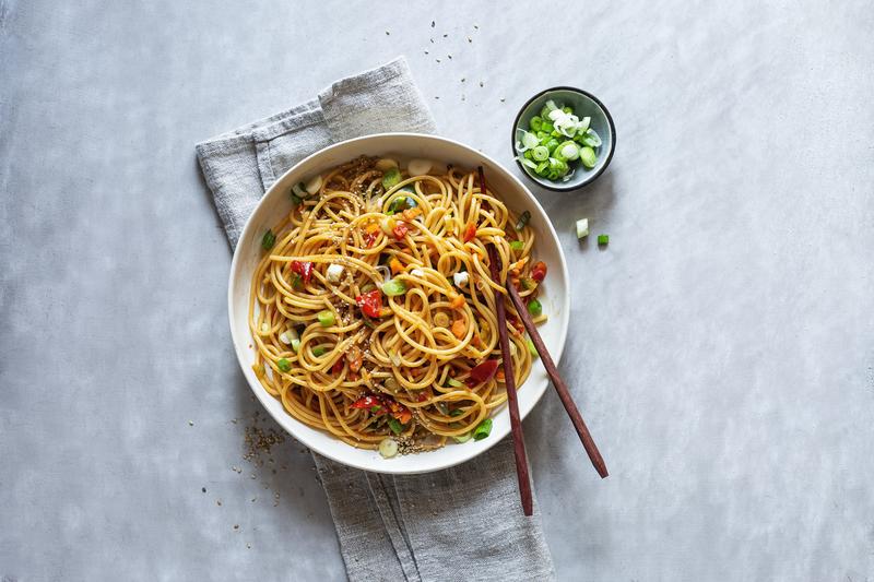 Große weiße Schüssel mit asiatischem Spaghettisalat aus dem Thermomix® auf hellem Untergrund