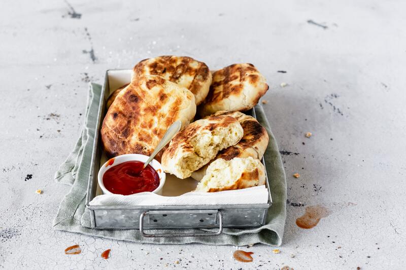Brotfladen in einer recheckigen Form, ein Schälchen mit Ketchup daneben