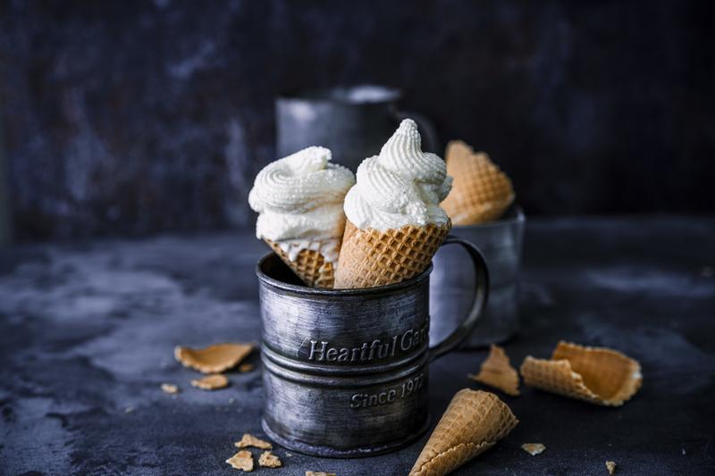 Vanille-Softeis in Eiswaffeln in dunkler Blechdose