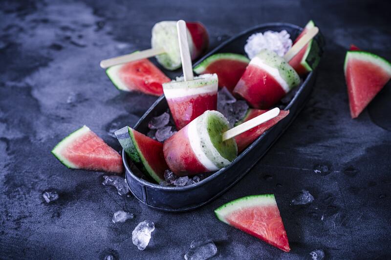 Mehrere Wassermelonen-Popsicles aus dem Thermomix® auf dunklem Untergrund