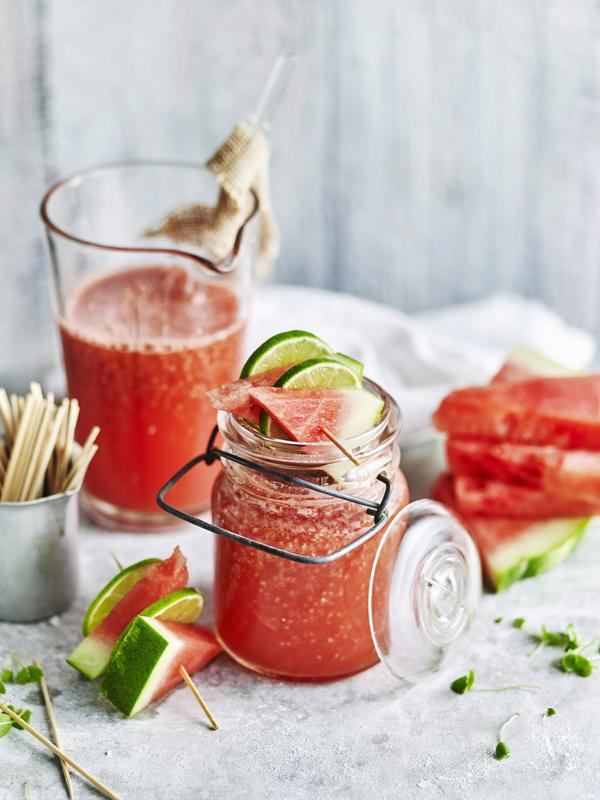 Glas mit Wassermelonen-Tonic aus dem Thermomix® mit Limettenscheiben und Melone garniert