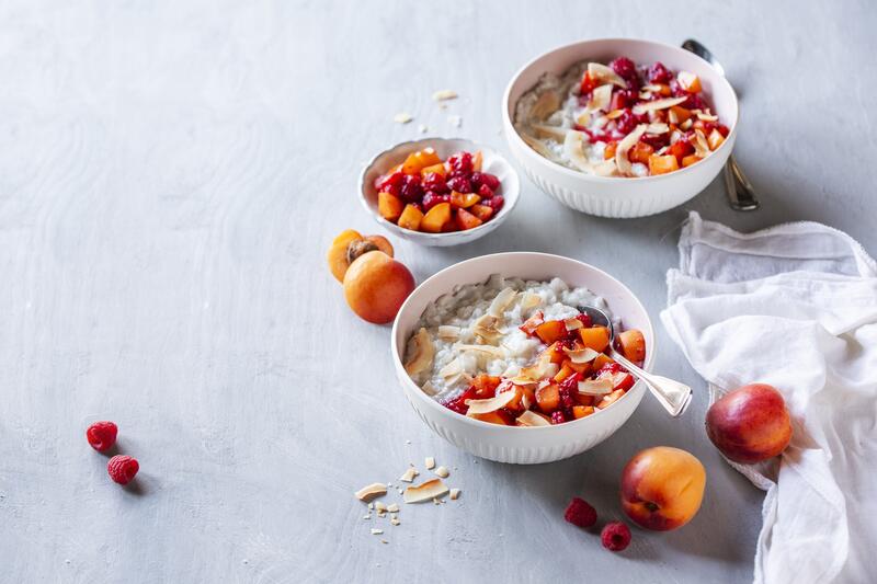 Zwei Schüsseln mit veganem Kokosmilchreis aus dem Thermomix® mit Aprikosen und Himbeeren