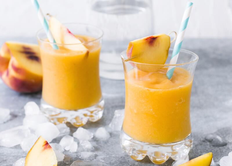 Pfirsich-Wodka-Drink in Gläsern mit Strohhalmen Thermomix®