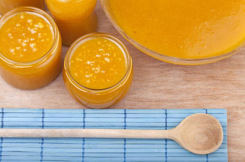 Mirabellen-Marmelade in Gläsern von oben fotografiert