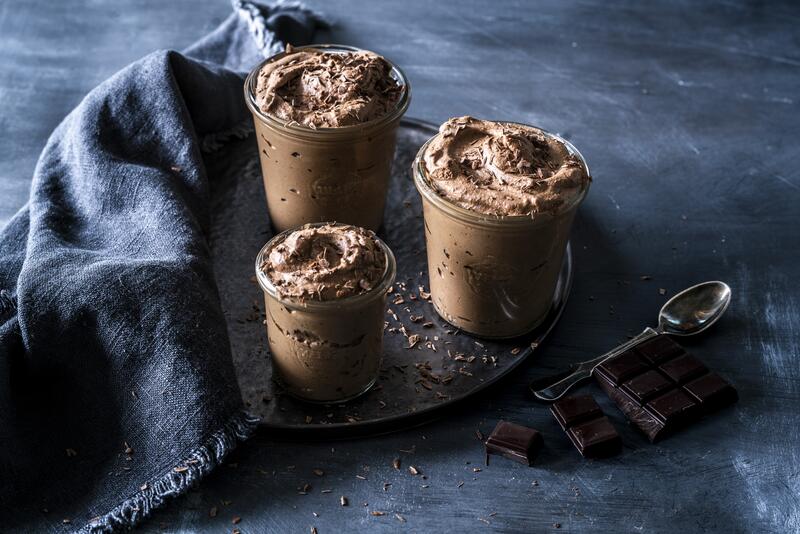 Drei Gläser mit Schoko-Mousse