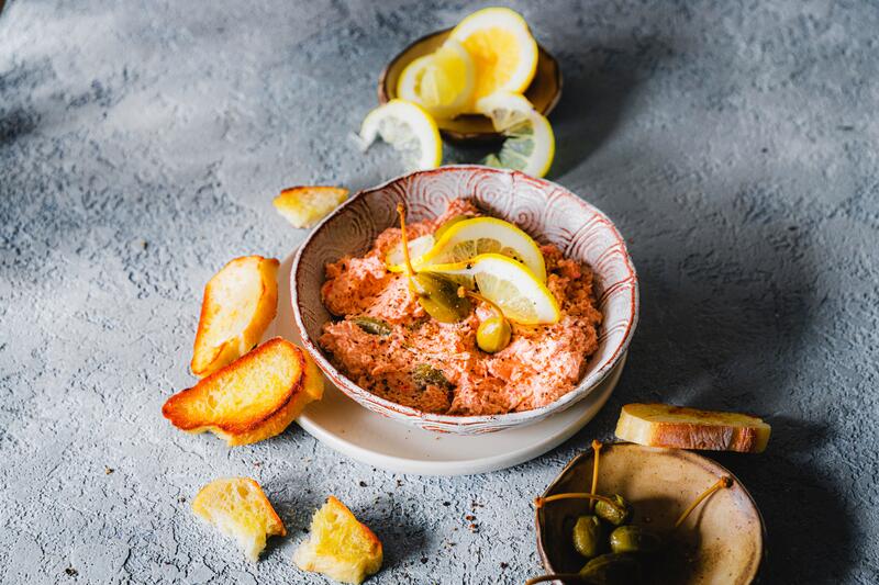 Kleine Schüssel mit Thunfischdip aus dem Thermomix® mit angelegten gerösteten Brotscheiben