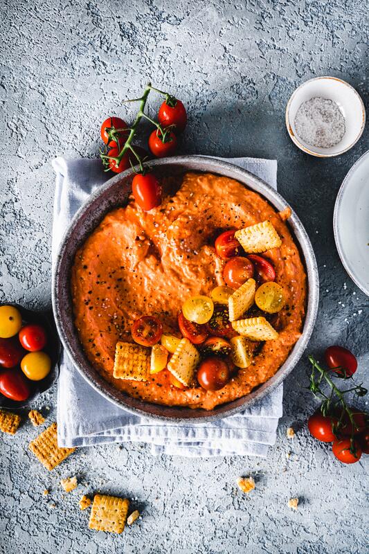Schüssel mit Tomatendip aus dem Thermomix® mit angelegten Tomaten von oben fotografiert