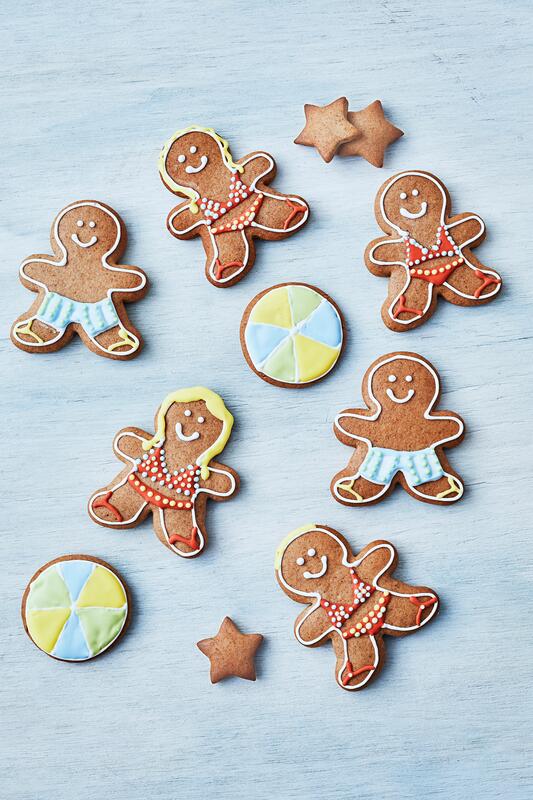 Kleine Lebkuchenmännchen auf grauem Untergrund