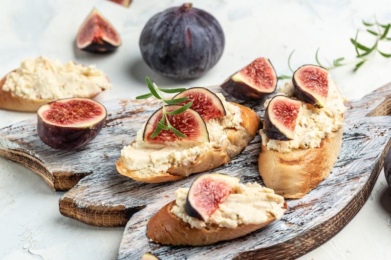 Baguettebrot mit Feigen-Dip und Feigen