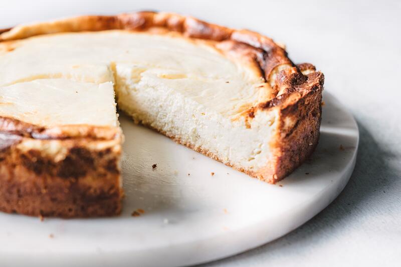 Low Carb Käsekuchen auf einer Kuchenplatte