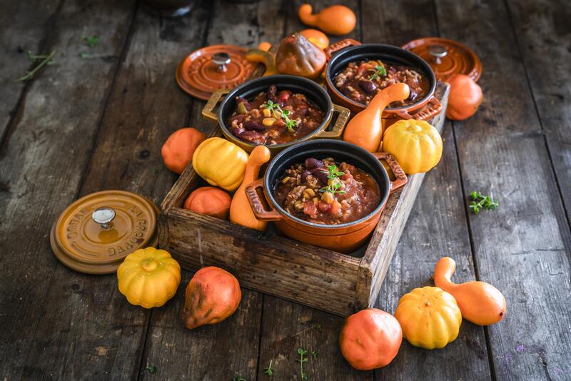 Chili con Carne mit Kürbis in kleinen Töpfen