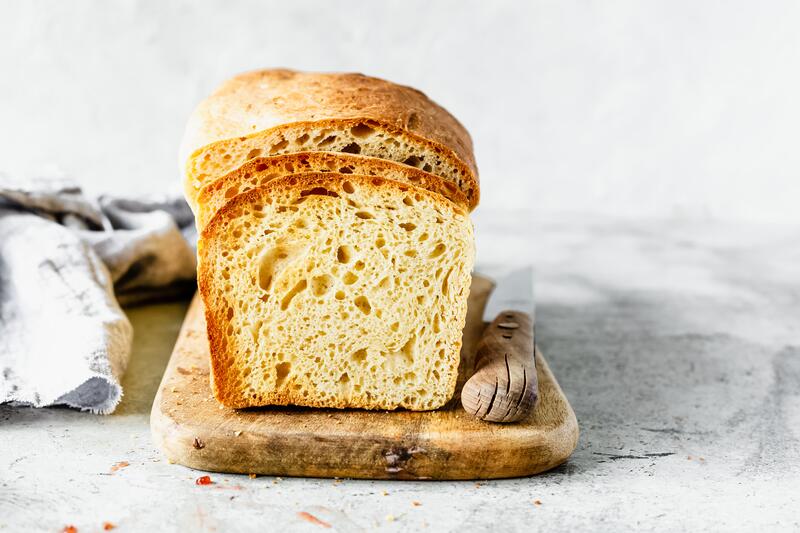Toastbrot frontal angeschnitten.